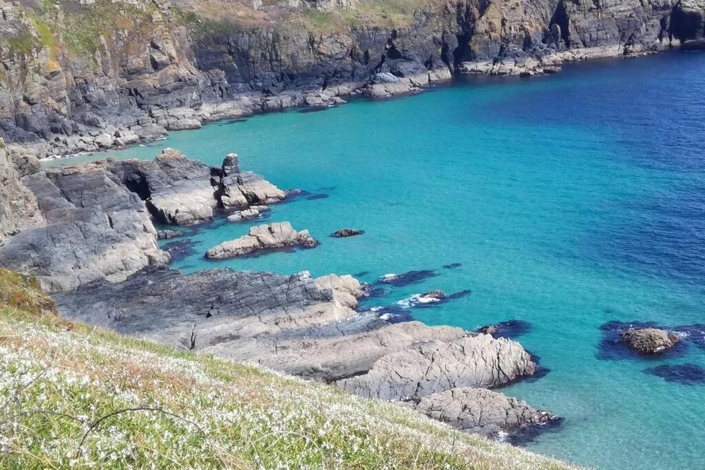 Farm Accommodation - The Lizard Peninsula, Cornwall Хелстън Екстериор снимка
